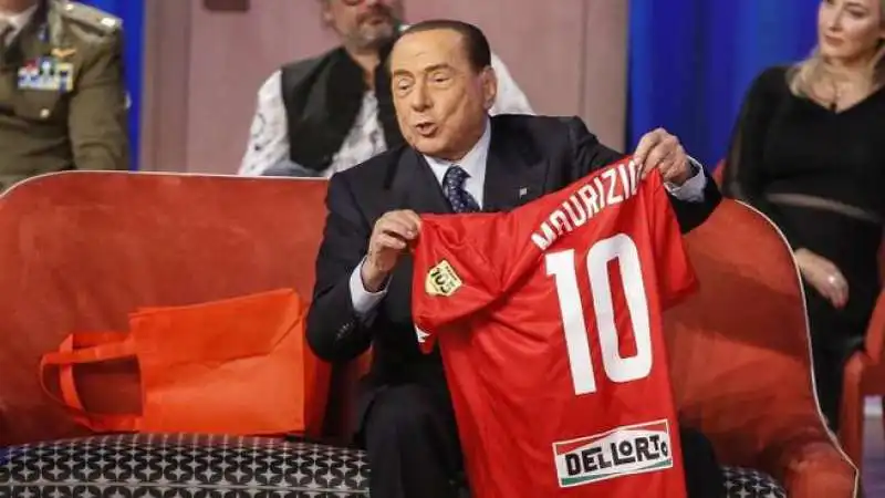 silvio berlusconi con la maglia del monza