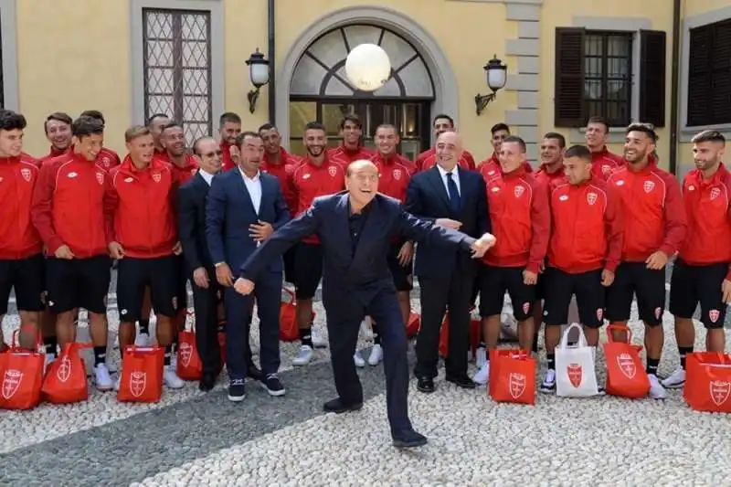 silvio berlusconi con la squadra del monza