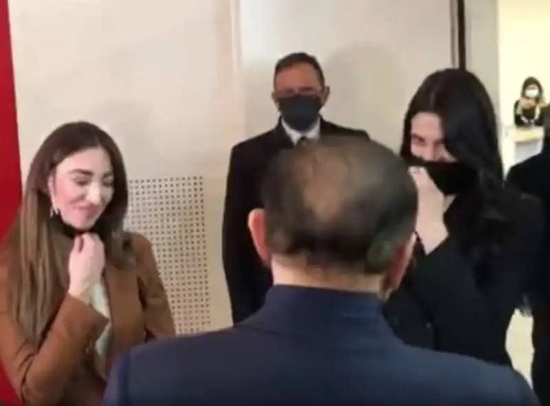 silvio berlusconi con le due ragazze a monza