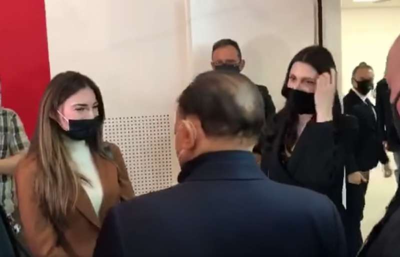 silvio berlusconi e le ragazze con la mascherina