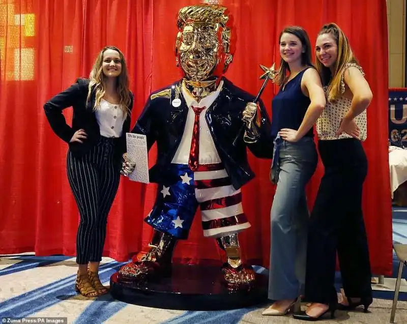 statua dorata di donald trump alla cpac di orlando