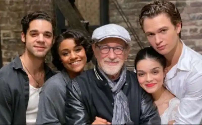 steven spielberg con il cast di west side story 