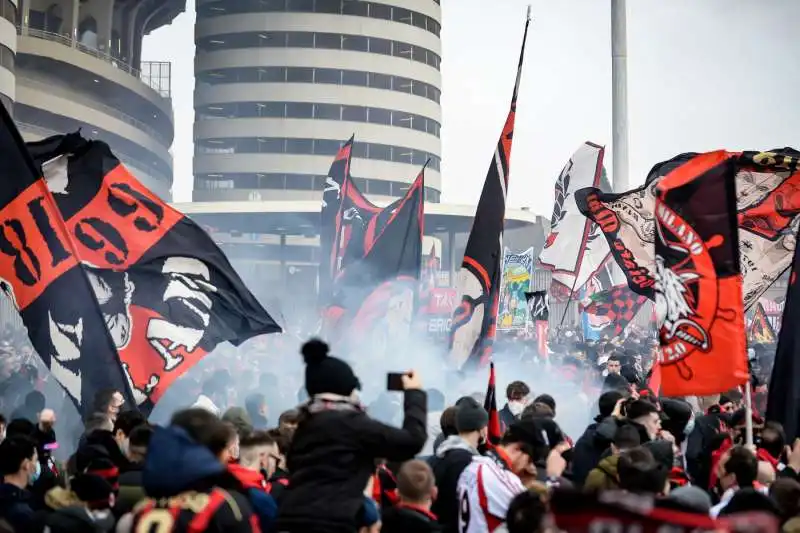 tifosi del milan senza distanziamento