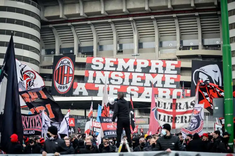 tifosi fuori da san siro