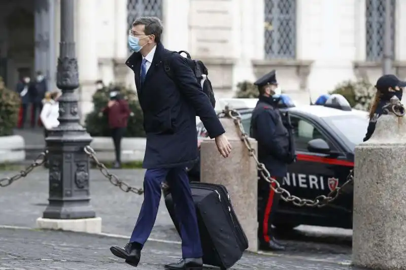 VITTORIO COLAO AL QUIRINALE CON IL TROLLEY