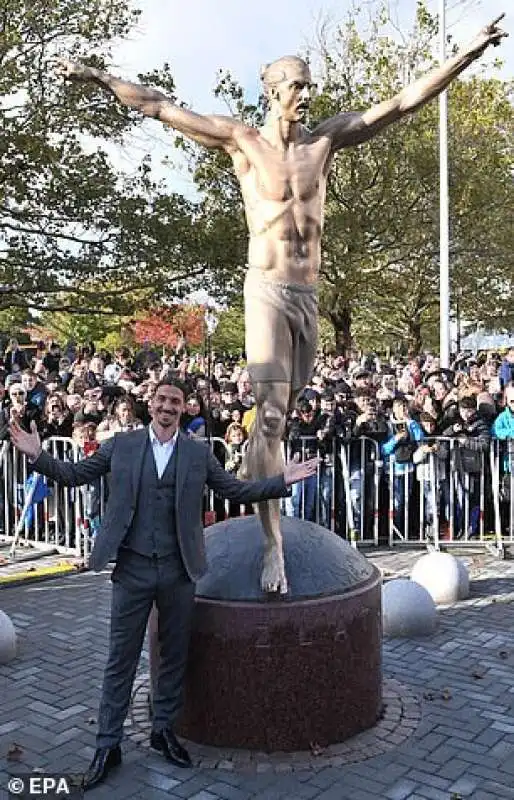 zlatan ibrahimovic e la sua statua a malmo 