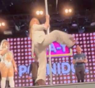 adele ubriaca fa la pole dance in un locale gay di londra 4