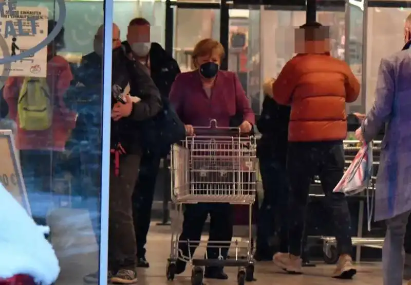 ANGELA MERKEL AL SUPERMERCATO 