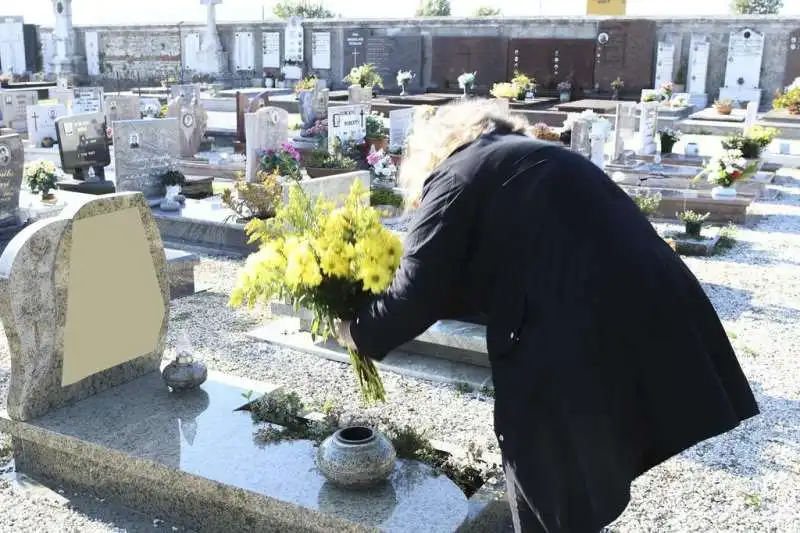 anziana al cimitero 7