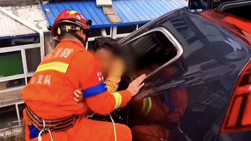 Auto caduta dal muretto in Cina 3