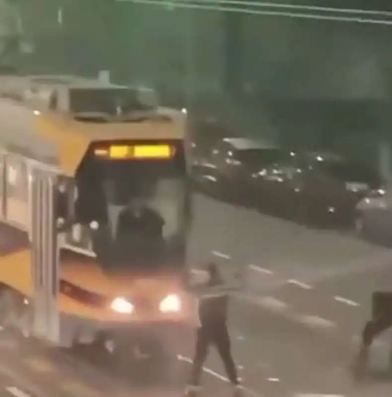 baby gang contro un tram a milano 1