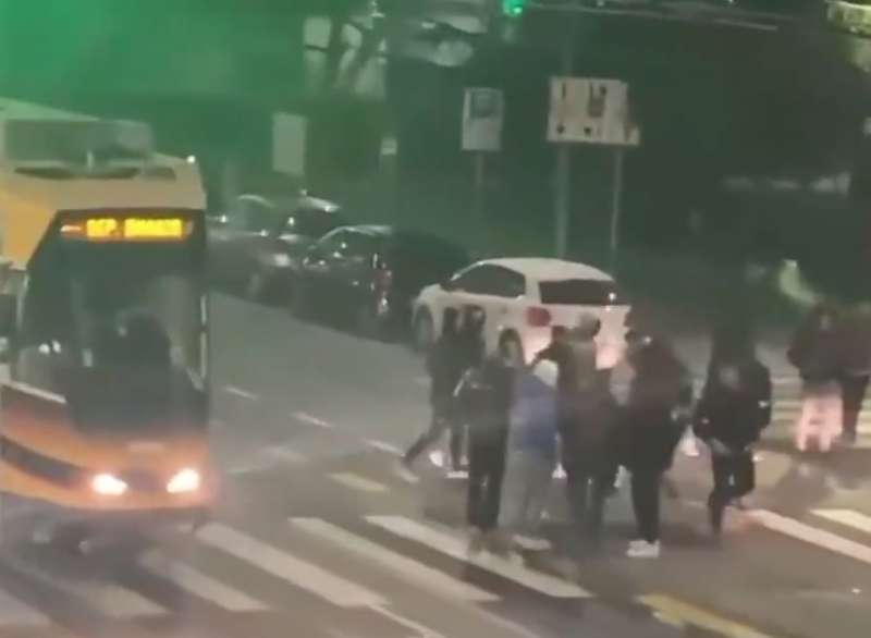 baby gang contro un tram a milano 11