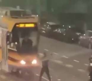 baby gang contro un tram a milano 12