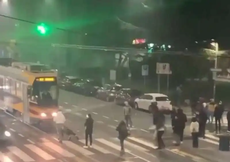 baby gang contro un tram a milano 3