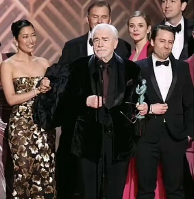 brian cox con il cast di succession   sag awards. 