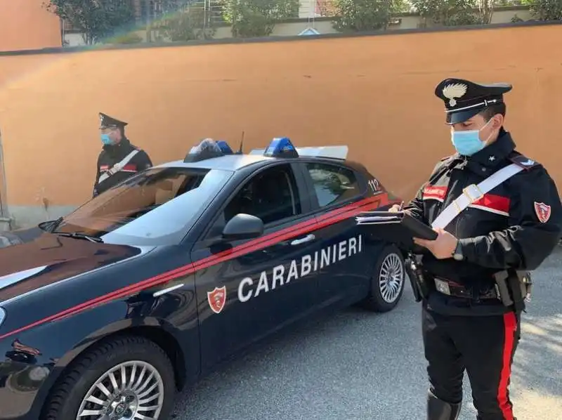 CARABINIERI CON MASCHERINE