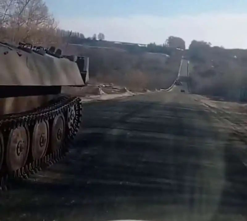 carro armato russo rimasto senza benzina in autostrada in ucraina  