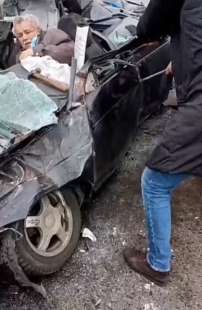 carro armato schiaccia una macchina a kiev 2