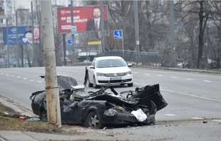 carro armato schiaccia una macchina a kiev 4