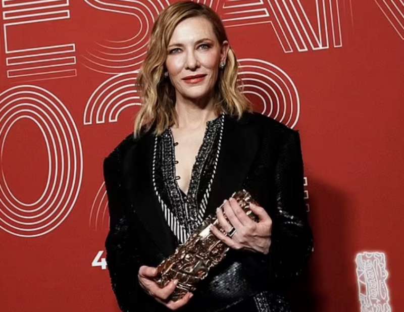 cate blanchett si commuove ai cesar 2022.