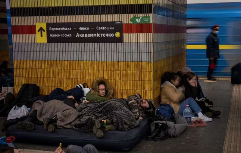 cittadini di kiev si rifugiano nella metro