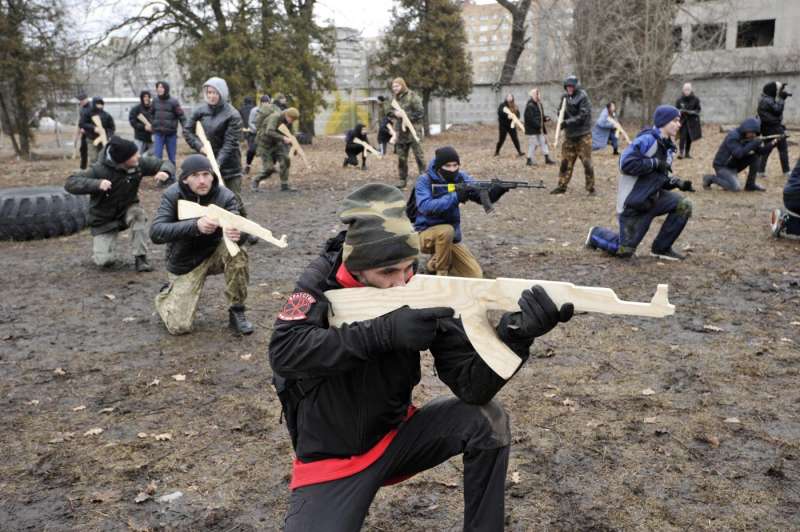 cittadini ucraini si addestrano con armi di legno per le strade di kiev 1