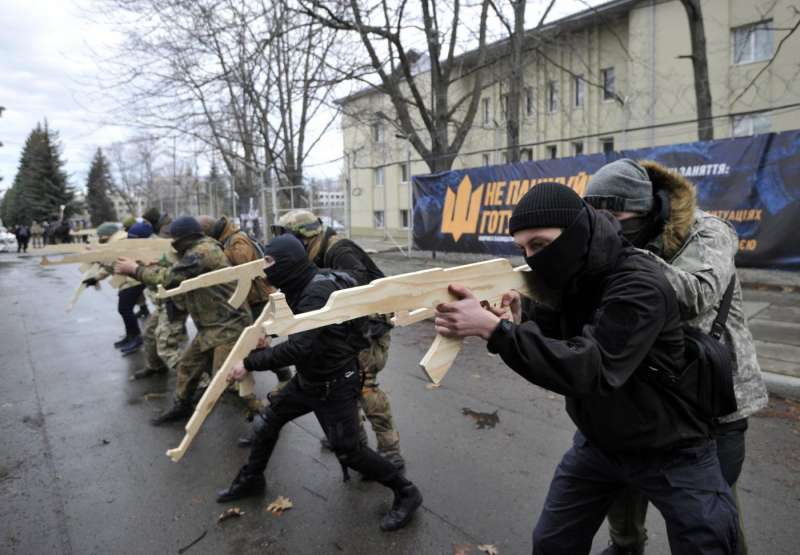 cittadini ucraini si addestrano con armi di legno per le strade di kiev 2