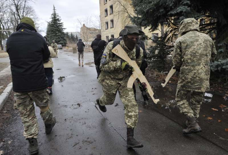 cittadini ucraini si addestrano con armi di legno per le strade di kiev 5