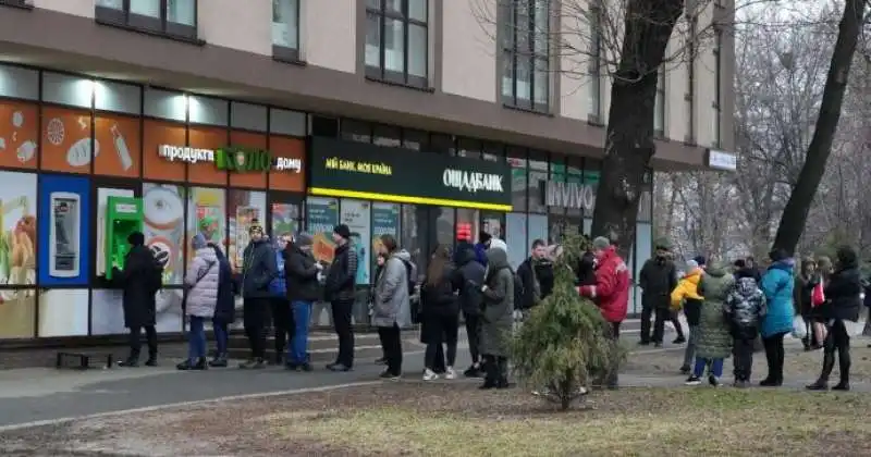 CODA AL BANCOMAT IN DONBASS 