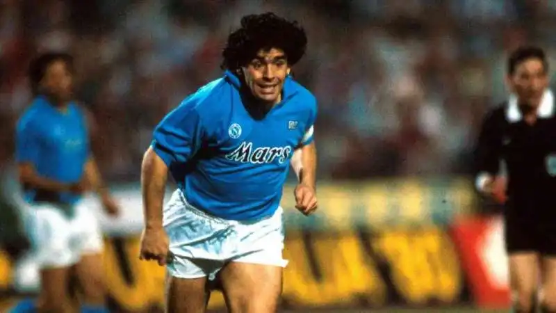 diego armando maradona al napoli 5