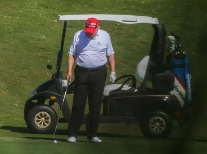 donald trump gioca a golf in florida 