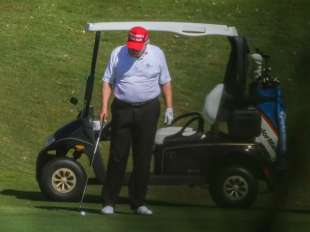 donald trump gioca a golf in florida