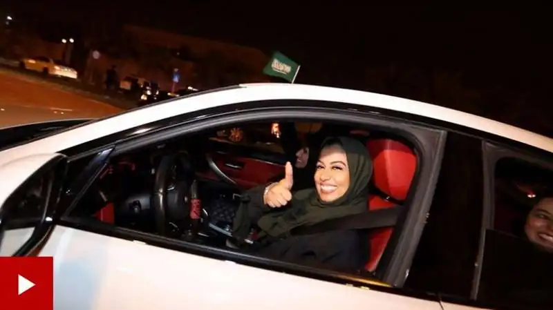 donne al volante arabia saudita 2