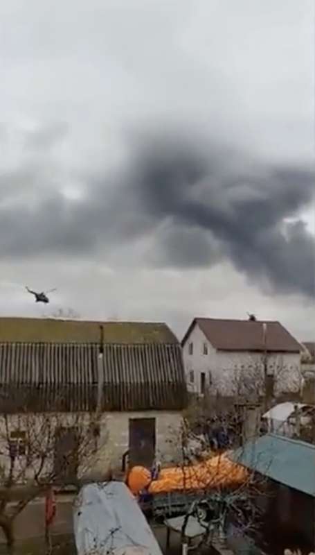 elicotteri russi attaccano aeroporto hostomel vicino kiev