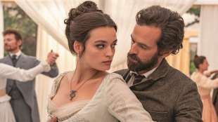 emma mackey romain duris eiffel