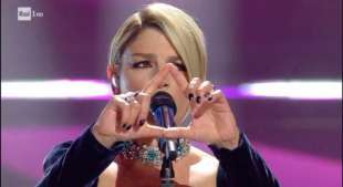 emma marrone e il simbolo femminista 7