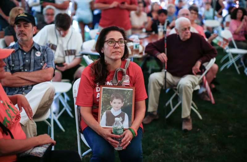 FAMIGLIE DELLE VITTIME MASSACRO SANDY HOOK