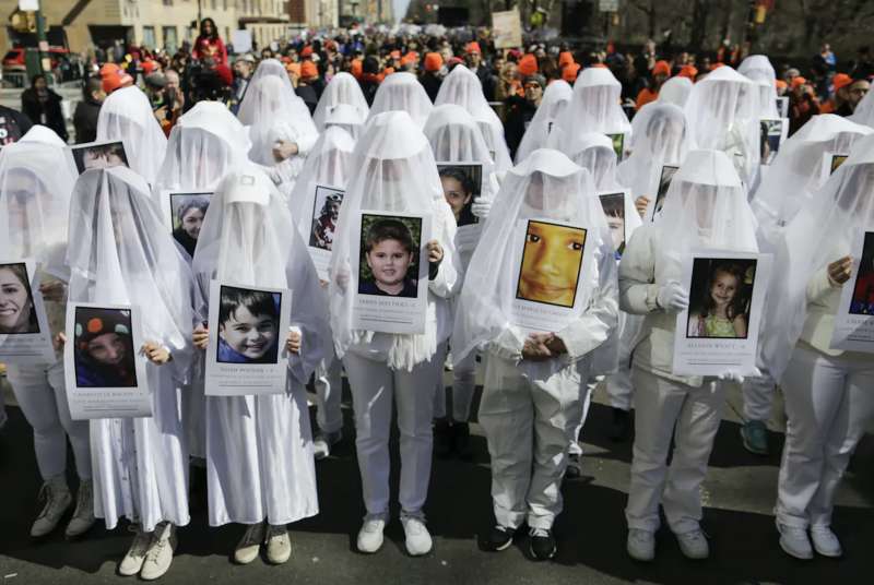 FAMIGLIE DELLE VITTIME MASSACRO SANDY HOOK