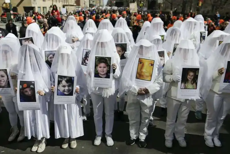 FAMIGLIE DELLE VITTIME MASSACRO SANDY HOOK 