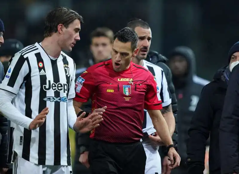 giocatori e arbitro durante atalanta juventus 1