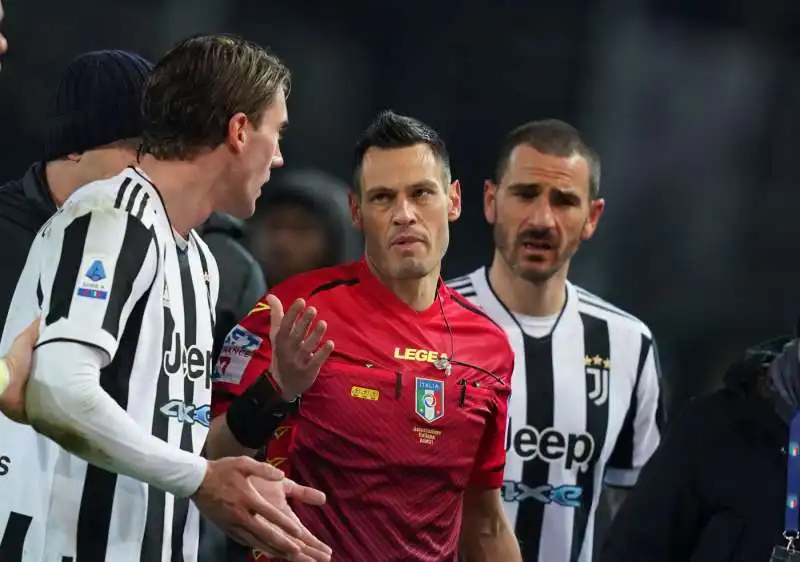 giocatori e arbitro durante atalanta juventus 2