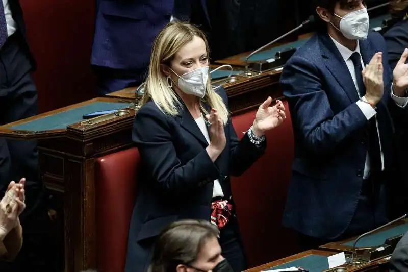 giorgia meloni applaude mattarella 