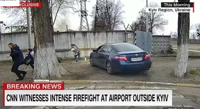 giornalista cnn riprende scontro a fuoco tra soldati russi e ucraini 4