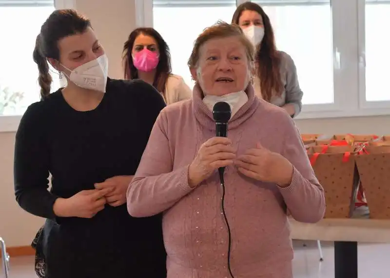 gli anziani cantano per lino banfi  foto di bacco