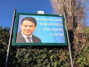 I CARTELLONI PER GIUSEPPE CONTE IN VIA DEI CAMPI SPORTIVI A ROMA