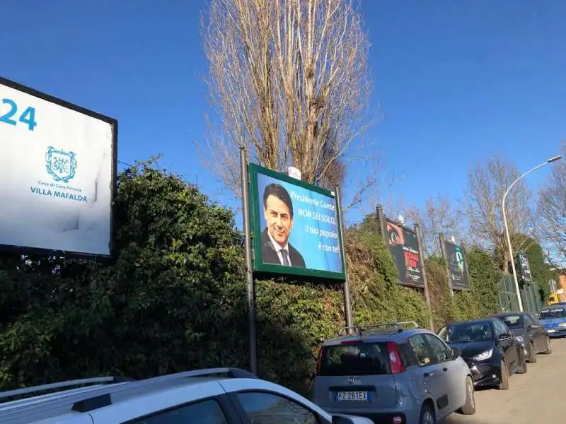 I CARTELLONI PER GIUSEPPE CONTE IN VIA DEI CAMPI SPORTIVI A ROMA