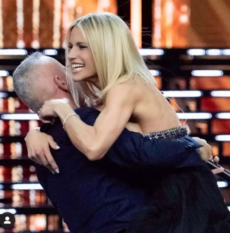 il bacio tra michelle hunziker e eros ramazzotti 11