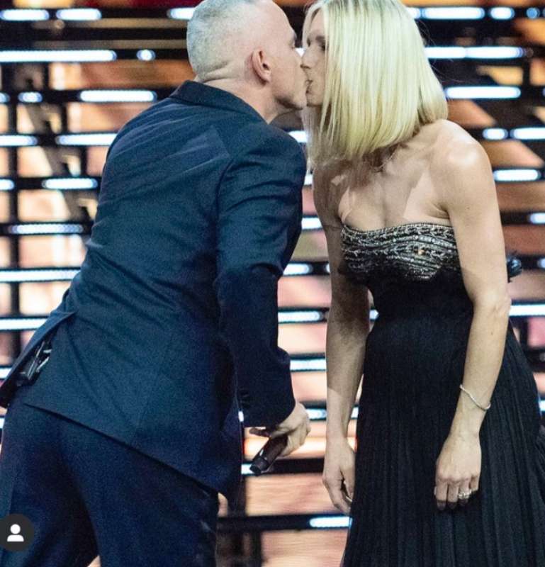 il bacio tra michelle hunziker e eros ramazzotti 12