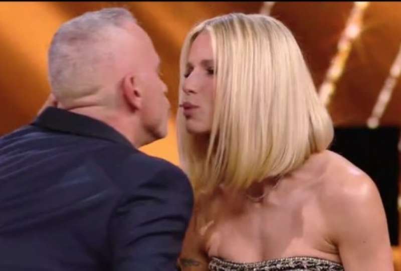 il bacio tra michelle hunziker e eros ramazzotti 2