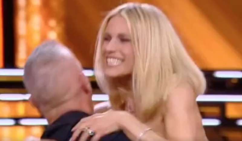 il bacio tra michelle hunziker e eros ramazzotti 5